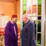 Maroc-Safran : Un Accord Historique pour une Usine Aéronautique d'Envergure Mondiale à Nouaceur 2 Le Roi Mohammed VI recevant Ross McInnes, président du conseil d'administration du groupe Safran, au Palais Royal de Casablanca, symbolisant un partenariat industriel majeur.