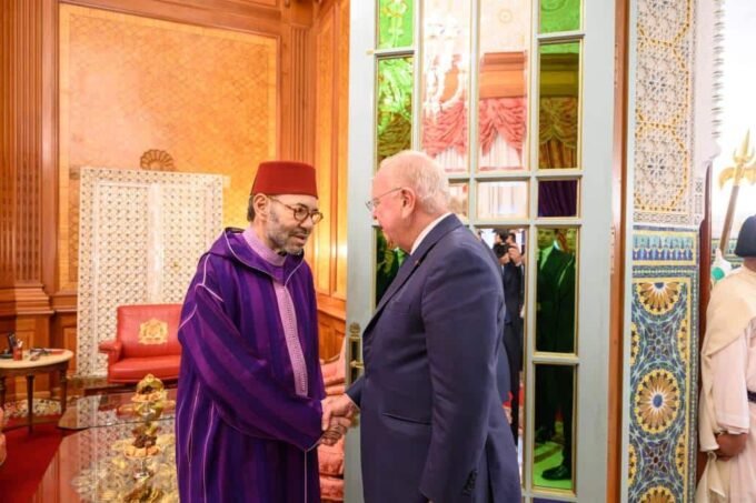 Le Roi Mohammed VI recevant Ross McInnes, président du conseil d'administration du groupe Safran, au Palais Royal de Casablanca, symbolisant un partenariat industriel majeur.