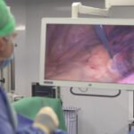 Des professionnels de la santé discutent lors du 14e Congrès annuel d'oncologie thoracique à Marrakech, soulignant l'importance du diagnostic précoce du cancer du poumon.