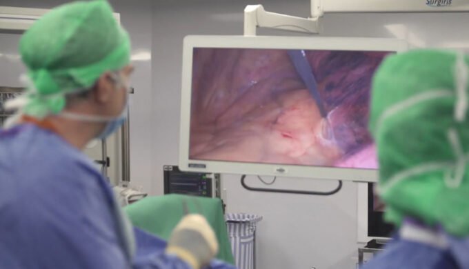 Des professionnels de la santé discutent lors du 14e Congrès annuel d'oncologie thoracique à Marrakech, soulignant l'importance du diagnostic précoce du cancer du poumon.