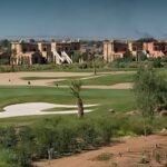 Vue aérienne du Samanah Country Club à Marrakech, avec des bâtiments et un terrain de golf, symbolisant le projet immobilier touristique en difficulté.