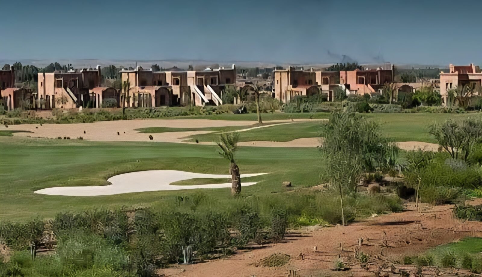 Vue aérienne du Samanah Country Club à Marrakech, avec des bâtiments et un terrain de golf, symbolisant le projet immobilier touristique en difficulté.