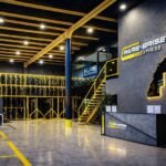 Façade moderne du nouveau centre Pare-Brise Express à Marrakech, avec des véhicules stationnés devant.