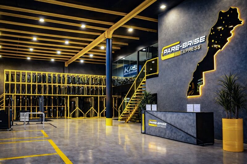 Façade moderne du nouveau centre Pare-Brise Express à Marrakech, avec des véhicules stationnés devant.