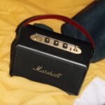 Marshall Kilburn III, enceinte Bluetooth portable au design vintage, avec sa sangle de transport en velours.