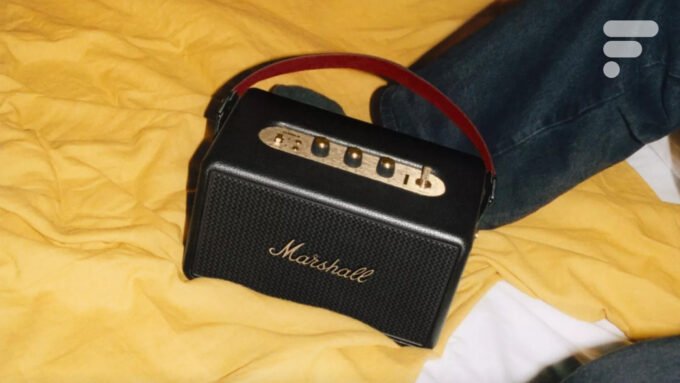Marshall Kilburn III, enceinte Bluetooth portable au design vintage, avec sa sangle de transport en velours.