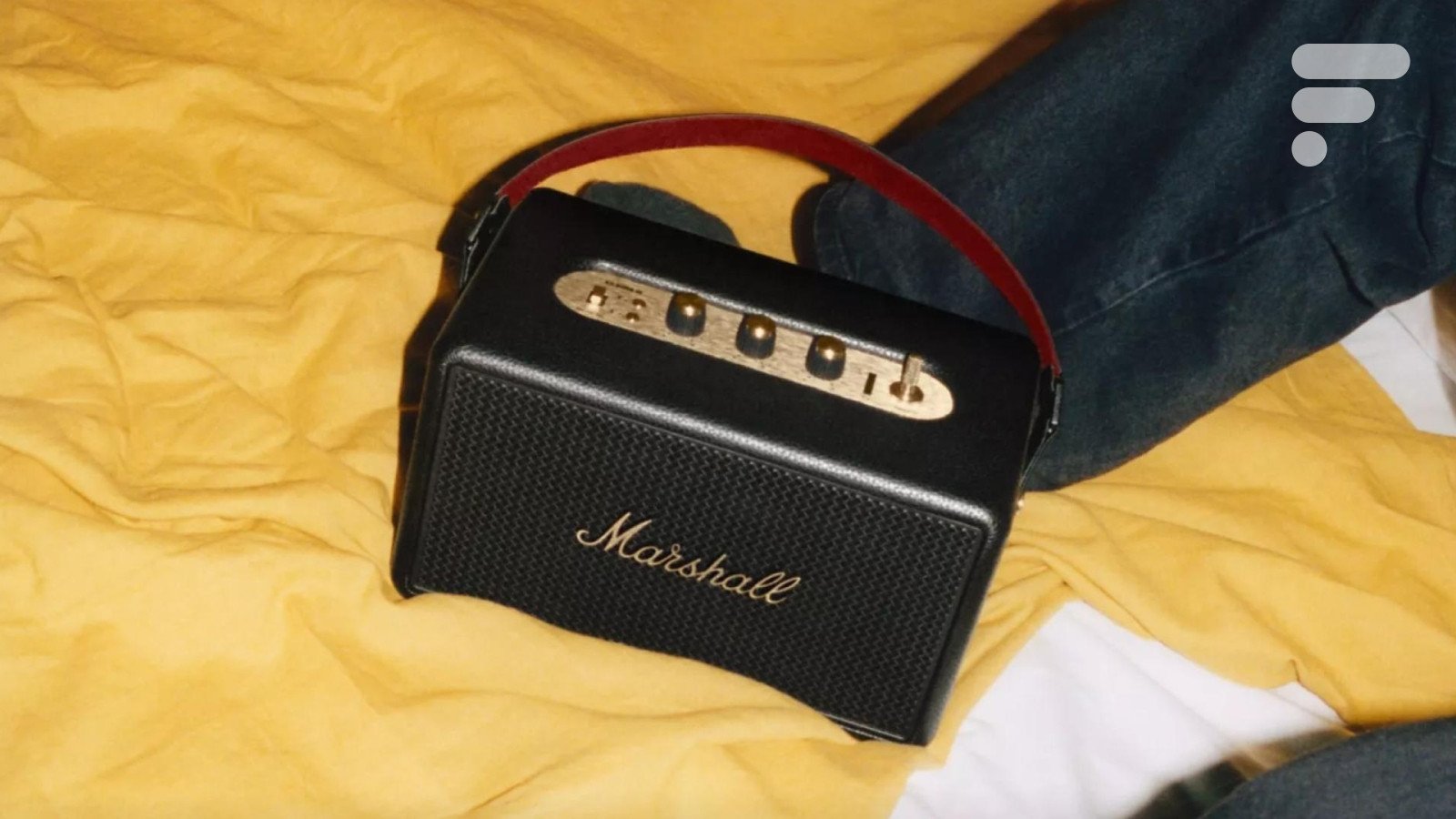 Marshall Kilburn III, enceinte Bluetooth portable au design vintage, avec sa sangle de transport en velours.