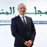 Illustration d'une perquisition ou d'une enquête, avec des documents et des symboles de justice, représentant l'action du Conseil de la concurrence chez Masterlab.