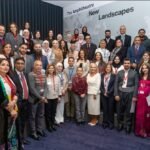 Une délégation de dirigeants d'établissements scolaires marocains et de la région MENA en discussion lors de la MENA UK Study Tour 2026, symbolisant l'échange et l'apprentissage autour des pratiques éducatives britanniques.