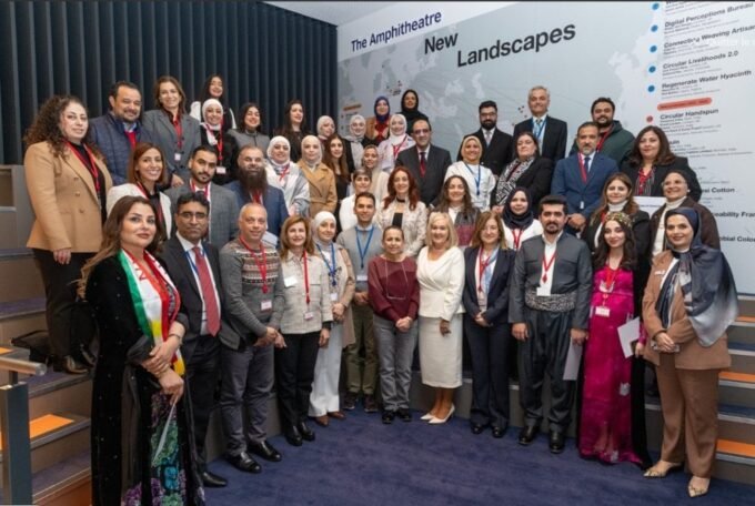 Une délégation de dirigeants d'établissements scolaires marocains et de la région MENA en discussion lors de la MENA UK Study Tour 2026, symbolisant l'échange et l'apprentissage autour des pratiques éducatives britanniques.