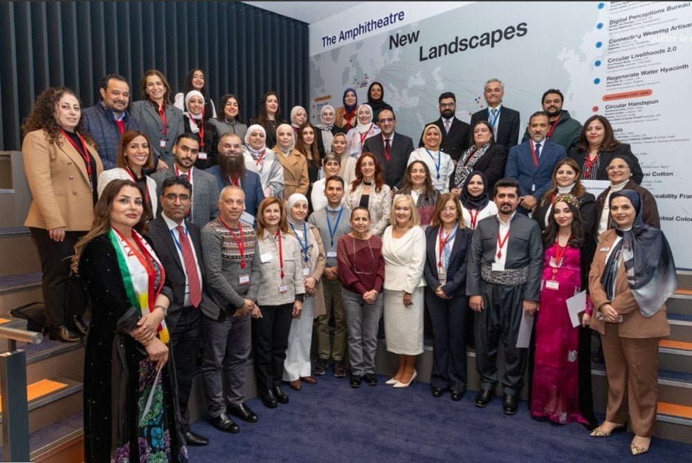 Une délégation de dirigeants d'établissements scolaires marocains et de la région MENA en discussion lors de la MENA UK Study Tour 2026, symbolisant l'échange et l'apprentissage autour des pratiques éducatives britanniques.
