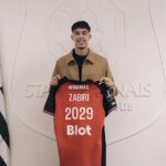 Yassir Zabiri, jeune attaquant marocain U20, souriant et portant un maillot de football, symbolisant son arrivée au Stade Rennais.