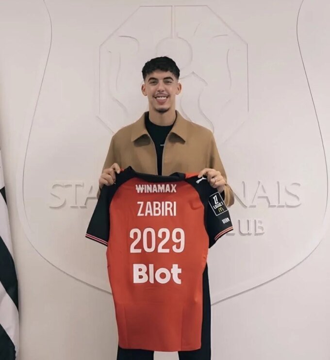 Yassir Zabiri, jeune attaquant marocain U20, souriant et portant un maillot de football, symbolisant son arrivée au Stade Rennais.