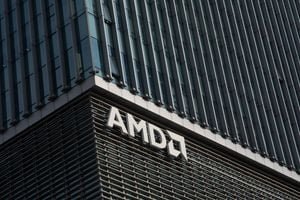 Meta CEO Mark Zuckerberg and AMD CEO Lisa Su shaking hands, symbolizing their new AI chip partnership.