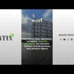 Vue aérienne d'une ville du nord du Maroc sous la pluie, avec des nuages sombres et des flaques d'eau reflétant le ciel.