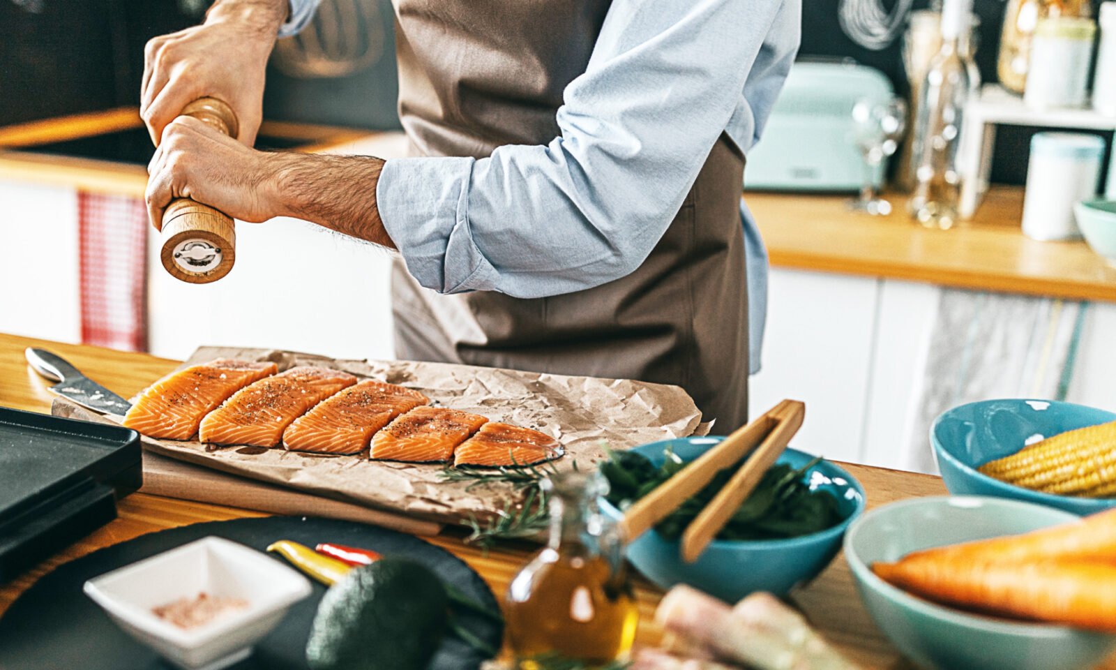 Unlock Your Brain's Potential: How the MIND Diet Can Slash Dementia Risk by 17% 3 A vibrant bowl of fresh berries, leafy greens, nuts, and whole grains, representing the healthy components of the MIND diet for brain health.