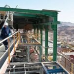 Une mine à ciel ouvert en Afrique, symbolisant la richesse minière du continent et les enjeux des fusions entre géants.