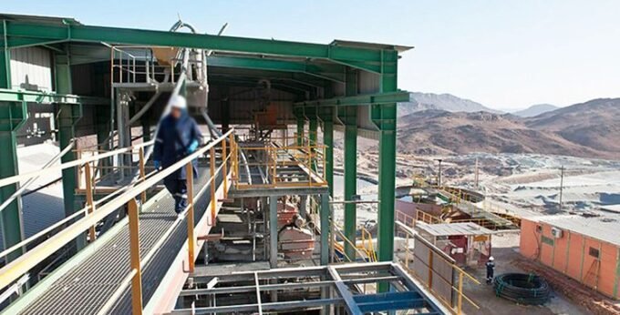 Une mine à ciel ouvert en Afrique, symbolisant la richesse minière du continent et les enjeux des fusions entre géants.