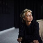 La créatrice de mode Meriem Nour, fondatrice de Hanout, posant avec élégance dans son atelier à Marrakech, le 6 février 2026.