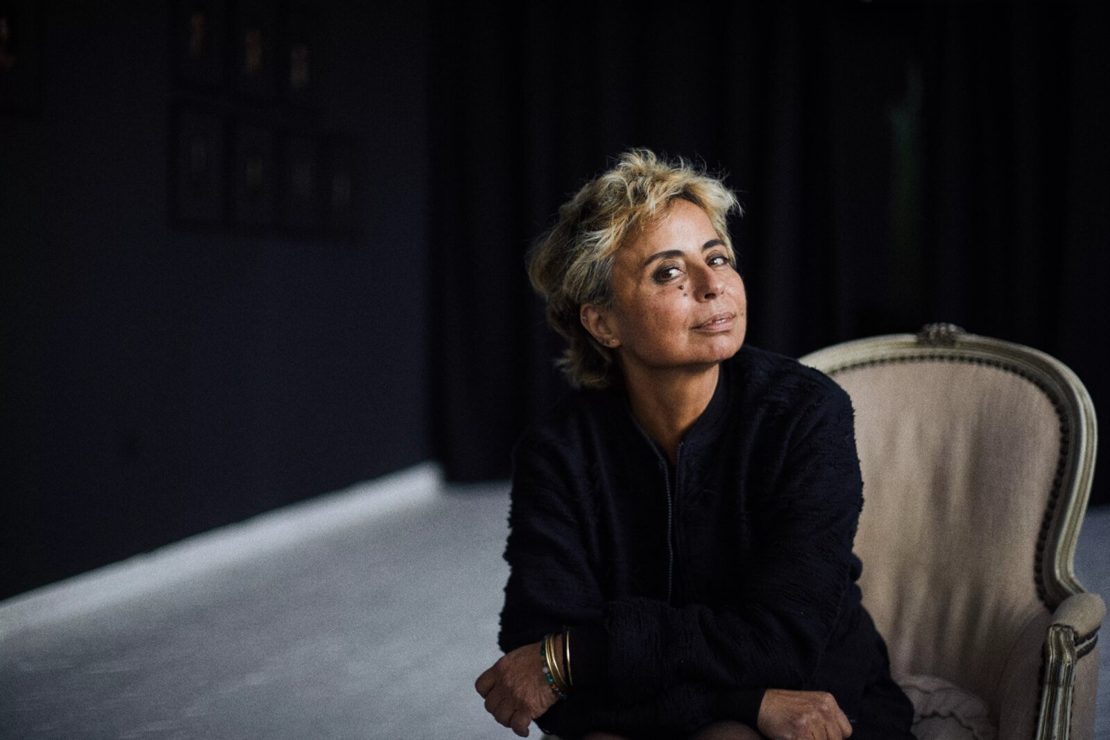 La créatrice de mode Meriem Nour, fondatrice de Hanout, posant avec élégance dans son atelier à Marrakech, le 6 février 2026.