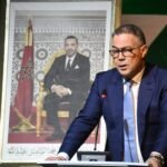 Représentation visuelle des drapeaux du Maroc, de l'Espagne et du Portugal fusionnant, symbolisant l'union et la coopération pour la Coupe du Monde 2030, avec des éléments graphiques évoquant la croissance économique et la durabilité.