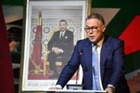 Représentation visuelle des drapeaux du Maroc, de l'Espagne et du Portugal fusionnant, symbolisant l'union et la coopération pour la Coupe du Monde 2030, avec des éléments graphiques évoquant la croissance économique et la durabilité.