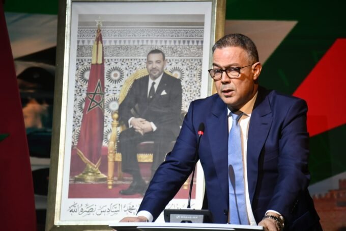 Représentation visuelle des drapeaux du Maroc, de l'Espagne et du Portugal fusionnant, symbolisant l'union et la coopération pour la Coupe du Monde 2030, avec des éléments graphiques évoquant la croissance économique et la durabilité.