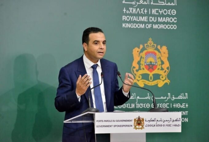 Morocco's Ramadan Market Watch: Thousands of Violations Uncovered Amidst Supply Assurance 5 Moroccan market inspectors examining produce during Ramadan