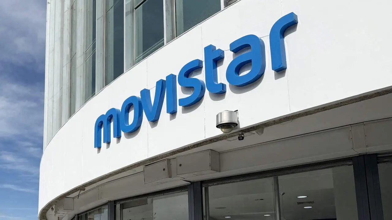 Movistar logo with a broken connection symbol, representing the network outage that affected Spanish SMEs.
