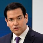 Le secrétaire d'État américain Marco Rubio prononçant un discours à la Conférence de Munich sur la sécurité, le 14 février 2026, avec un fond neutre.