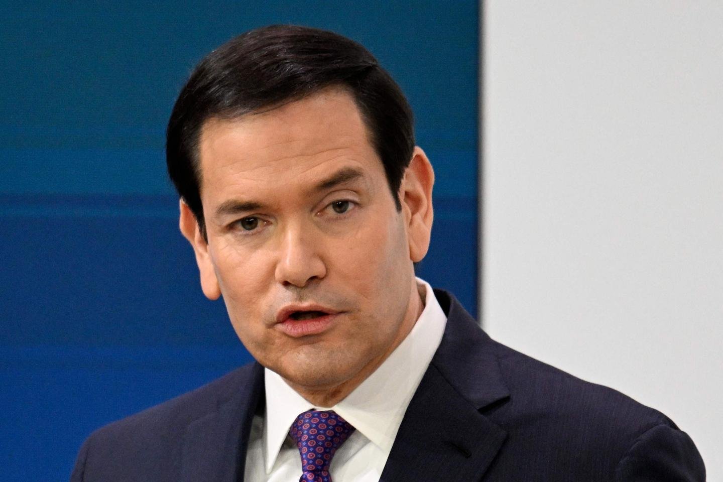 Munich : L'Europe face au 'nouveau siècle occidental' de Rubio, entre démolition et quête de fierté 3 Le secrétaire d'État américain Marco Rubio prononçant un discours à la Conférence de Munich sur la sécurité, le 14 février 2026, avec un fond neutre.