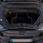 Le coffre avant (frunk) du Ford Mustang Mach-E, un espace de rangement pratique sous le capot avant d'une voiture électrique.