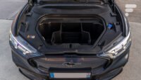 Le coffre avant (frunk) du Ford Mustang Mach-E, un espace de rangement pratique sous le capot avant d'une voiture électrique.