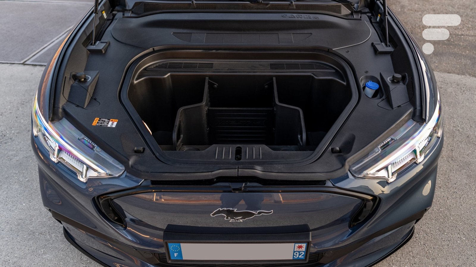 Le coffre avant (frunk) du Ford Mustang Mach-E, un espace de rangement pratique sous le capot avant d'une voiture électrique.