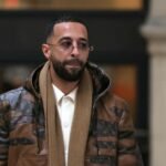 Naps : La Chute d'une Idole – Sept Ans de Prison pour Viol, la Justice Fait Entendre la Voix des Victimes 4 Le rappeur Naps, l'air grave, au Palais de justice de Paris, suite à sa condamnation pour viol.