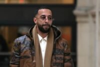 Le rappeur Naps, l'air grave, au Palais de justice de Paris, suite à sa condamnation pour viol.