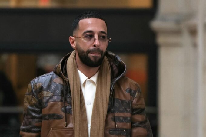 Le rappeur Naps, l'air grave, au Palais de justice de Paris, suite à sa condamnation pour viol.