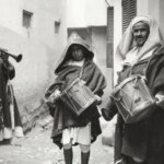 Le Neffar : Quand la Trompette du Ramadan Défie le Temps au Maroc 5 Un neffar marocain, vêtu d'une tenue traditionnelle, soufflant dans sa trompette avant l'aube pour réveiller les fidèles pendant le Ramadan.