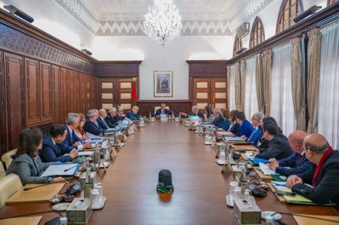 Renouveau au sommet de l'État : Sept nominations stratégiques validées par le Conseil de gouvernement 8 Photo du Chef du gouvernement Aziz Akhannouch présidant un Conseil de gouvernement, avec des documents et des officiels en arrière-plan.