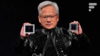 Jensen Huang, PDG de Nvidia, souriant et portant son blouson de cuir emblématique, devant un fond abstrait aux couleurs vives.
