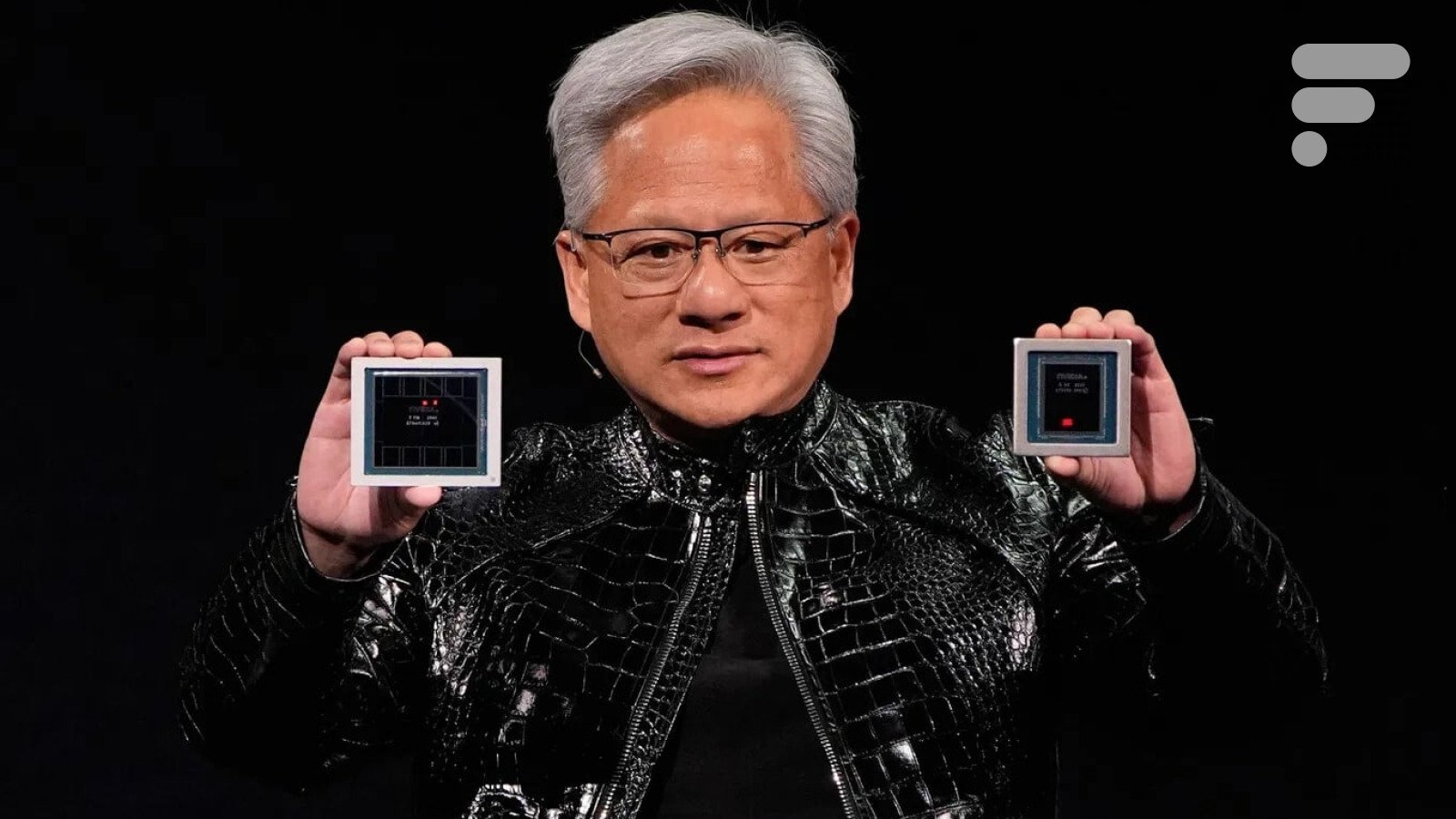 Nvidia, le Phénix de l'IA : 120 Milliards de Bénéfices et une Emprise Bancaire sur la Tech 3 Jensen Huang, PDG de Nvidia, souriant et portant son blouson de cuir emblématique, devant un fond abstrait aux couleurs vives.