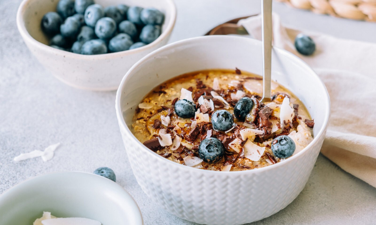 Beyond the Bowl: New Science Reveals Oatmeal's Hidden Heart Health Secrets 3 A steaming bowl of oatmeal topped with fresh berries, nuts, and a drizzle of honey, symbolizing a healthy breakfast.