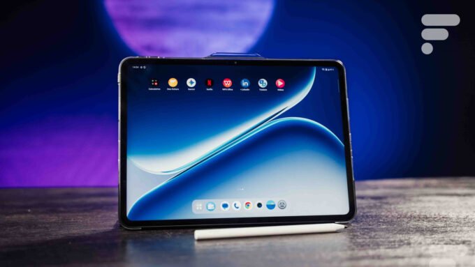 OnePlus Pad Go 2 : Notre Test Complet de la Tablette Idéale pour le Divertissement Abordable 7 La tablette OnePlus Pad Go 2 posée sur une surface, affichant un contenu coloré, avec un stylet à côté.