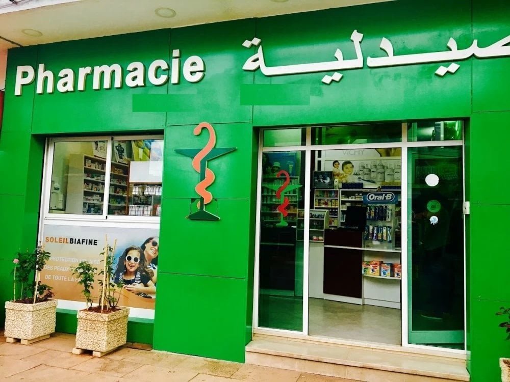 Ouverture du capital des pharmacies : le Réseau pour le droit à la santé sonne l'alerte 3 Un pharmacien en blouse blanche, symbolisant la profession, avec des médicaments en arrière-plan, illustrant la controverse sur l'ouverture du capital des pharmacies au Maroc.