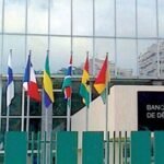 Représentation visuelle de la digitalisation des paiements au Maroc, avec des icônes de transactions numériques et le logo de Bank Al-Maghrib.