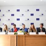 Vue aérienne de Rabat, capitale du Maroc, avec des bâtiments modernes et des infrastructures, symbolisant le développement et le partenariat avec l'UE.