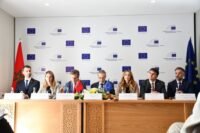 Vue aérienne de Rabat, capitale du Maroc, avec des bâtiments modernes et des infrastructures, symbolisant le développement et le partenariat avec l'UE.