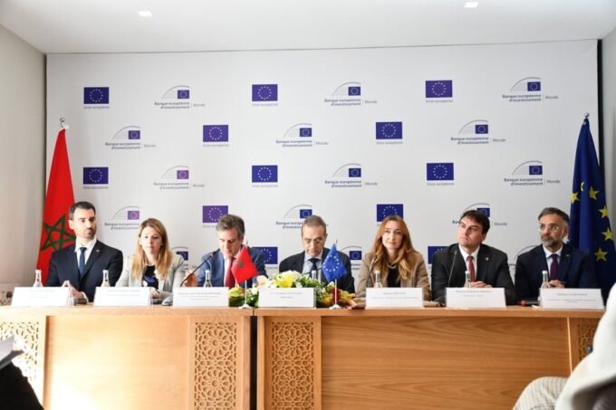 Vue aérienne de Rabat, capitale du Maroc, avec des bâtiments modernes et des infrastructures, symbolisant le développement et le partenariat avec l'UE.