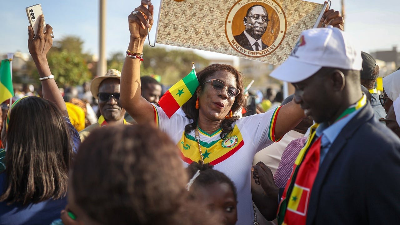 Des partisans du président sénégalais Macky Sall à Dakar, le 24 février 2024.