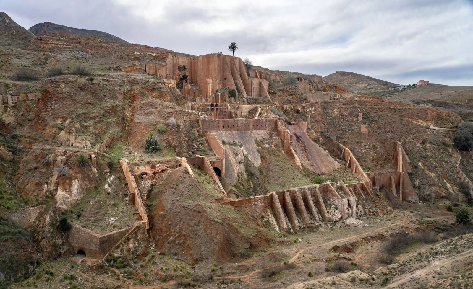 Ouichane : Quand le Géant de Fer et de Pierre Murmure l'Épopée Minière du Rif 3 Vue panoramique de l'ancienne usine de San Daniel sur le Jbel Ouichane, près de Nador, un vestige industriel imposant.